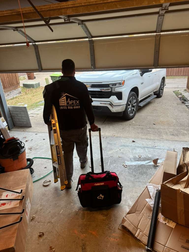 garage door service technician arriving in Allen TX